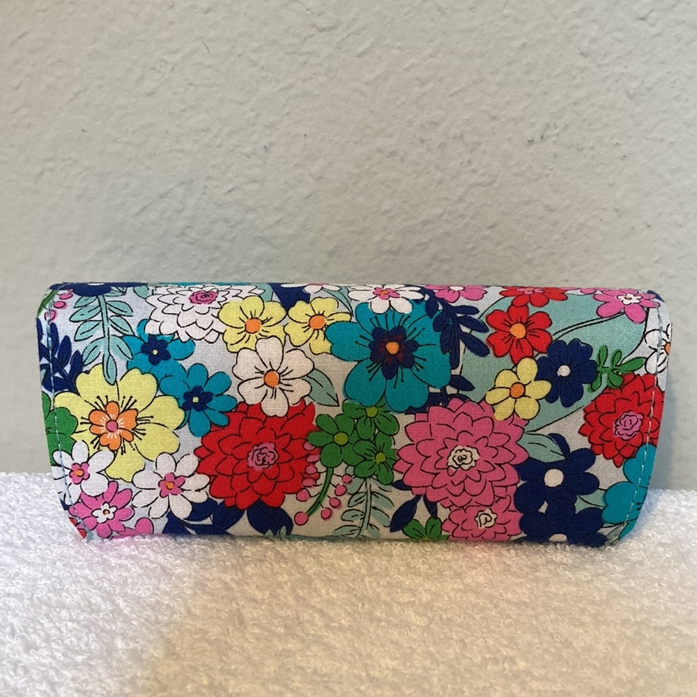 ThredUP: Vera Bradley Bree Sunglasses & Eyeglasses Case in Far Out Floral - Picture 4 of 15